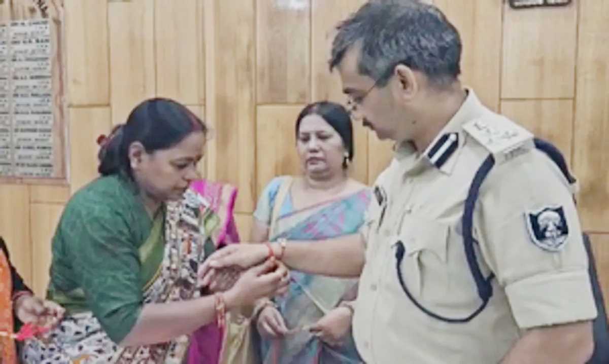 पटना पुलिस के जवानों को महिलाओं ने बांधी राखी, मिली सुरक्षा का गारंटी